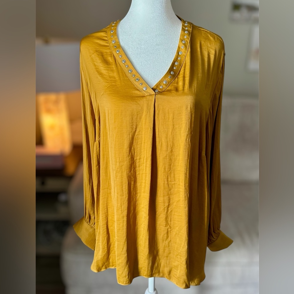 Carmen Marc Valvo Women’s Size 1X Rhinestone V Neck Gold Long Sleeve Blouse
